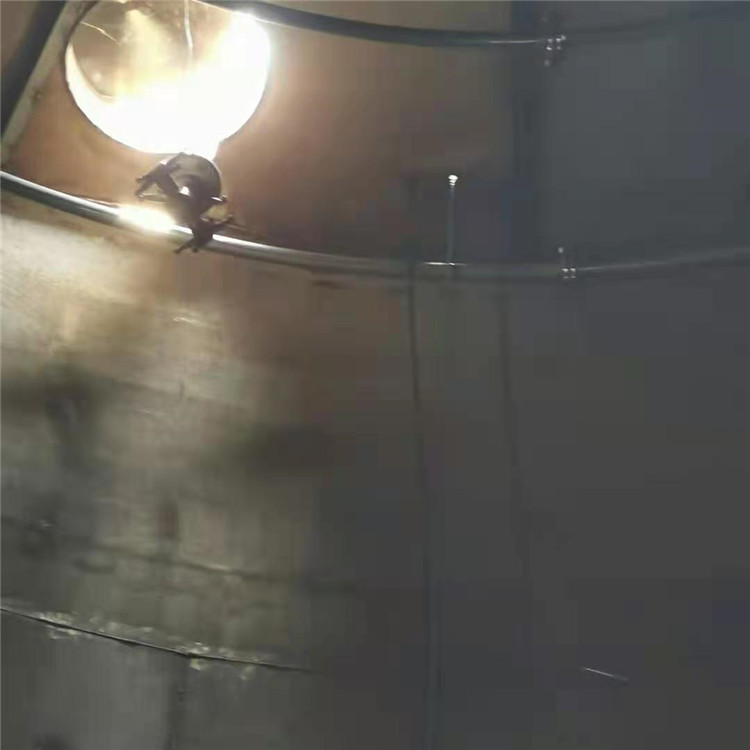 储罐清洗3-储罐四维喷淋清洗施工，水流量大，喷淋无死角，不搭架，省人工，安全系数高，这也是我公司实用新型技术专利_副本